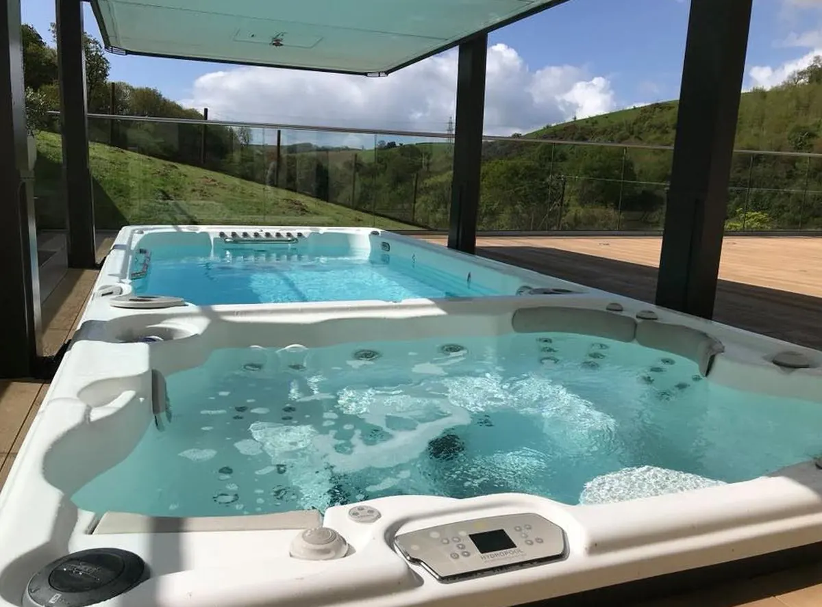 Basen Hydropool Swim Spa wieczorem, rodzinna strefa relaksu